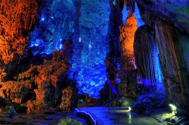 Reed Flute Cave (động Sáo Sậy) là hang động tự nhiên rất hút khách của Quế Lâm, Trung Quốc. Tên gọi của hang động bắt nguồn từ đám lau sậy mọc um tùm phía ngoài được người dân khai thác để làm sáo. 